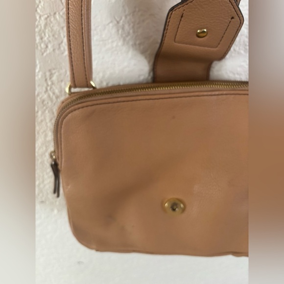 Elegant Tan Crossbody Bag - Picture 6 of 8